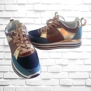 Rouge Tennis shoes